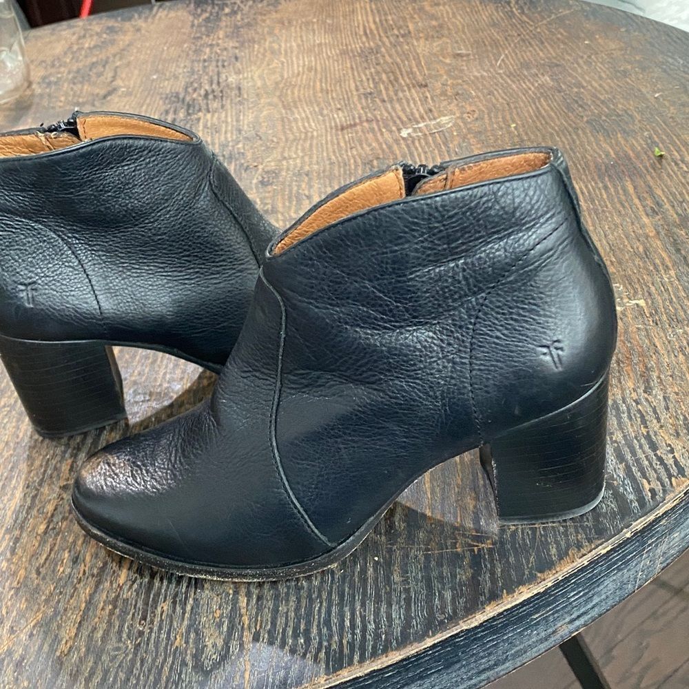 Frye Nora Zip Up Ankle Boots in Black size 7B - Picture 3 of 4